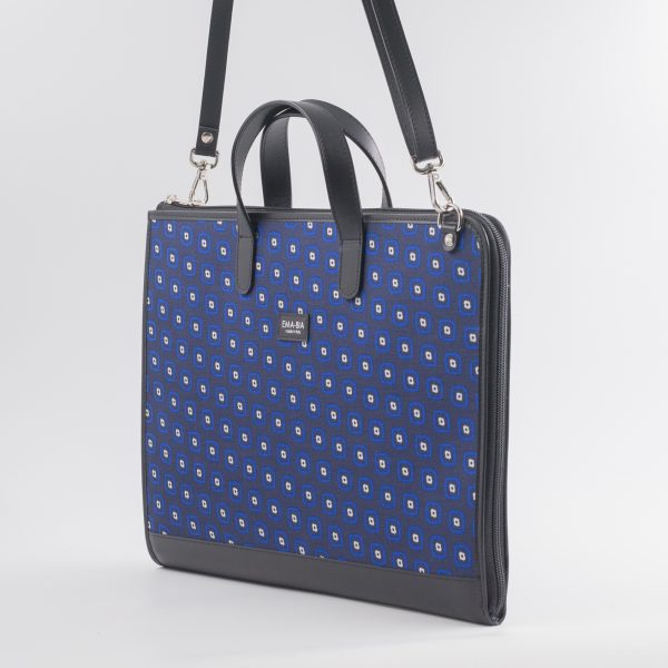 Borsa 24 ore blu in seta con stampa geometrica