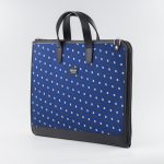 Borsa 24 ore blu in seta con stampa geometrica