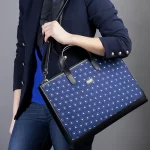 Borsa 24 ore blu in seta con stampa geometrica indossata