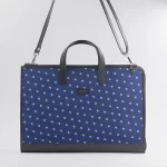Borsa 24 ore blu in seta con stampa geometrica tracolla