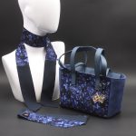 Borsa a spalla in camoscio blu e seta con stampa floreale