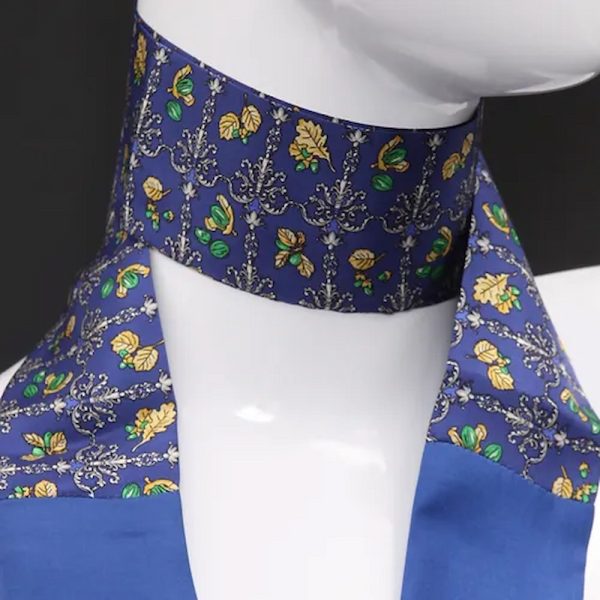 Foulard in pura seta blu con stampa geometrica