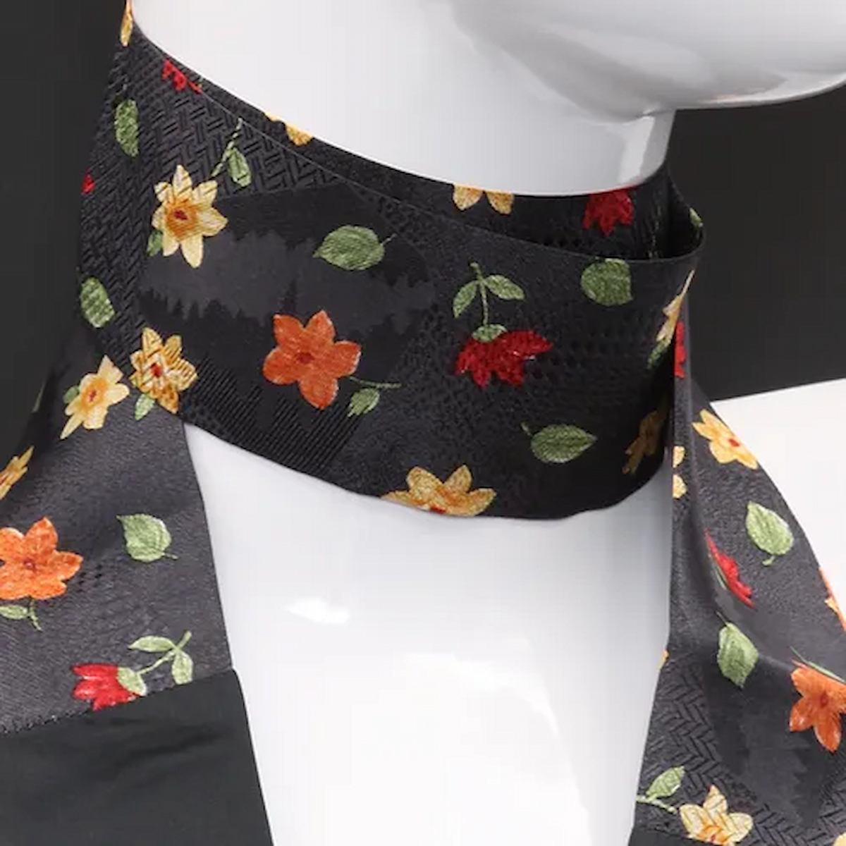 Girocollo in pura seta nero con stampa floreale