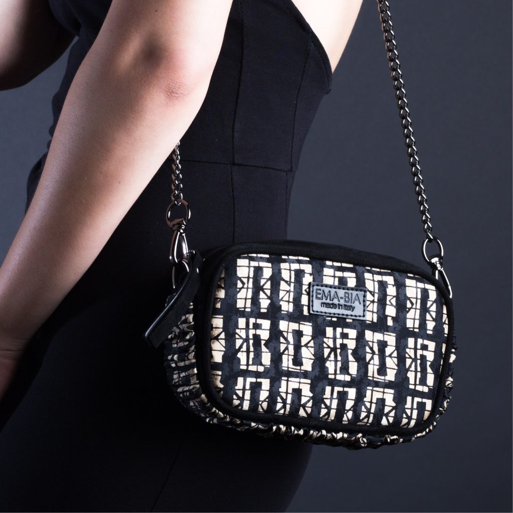 mini borsa in pelle nera e seta con stampa