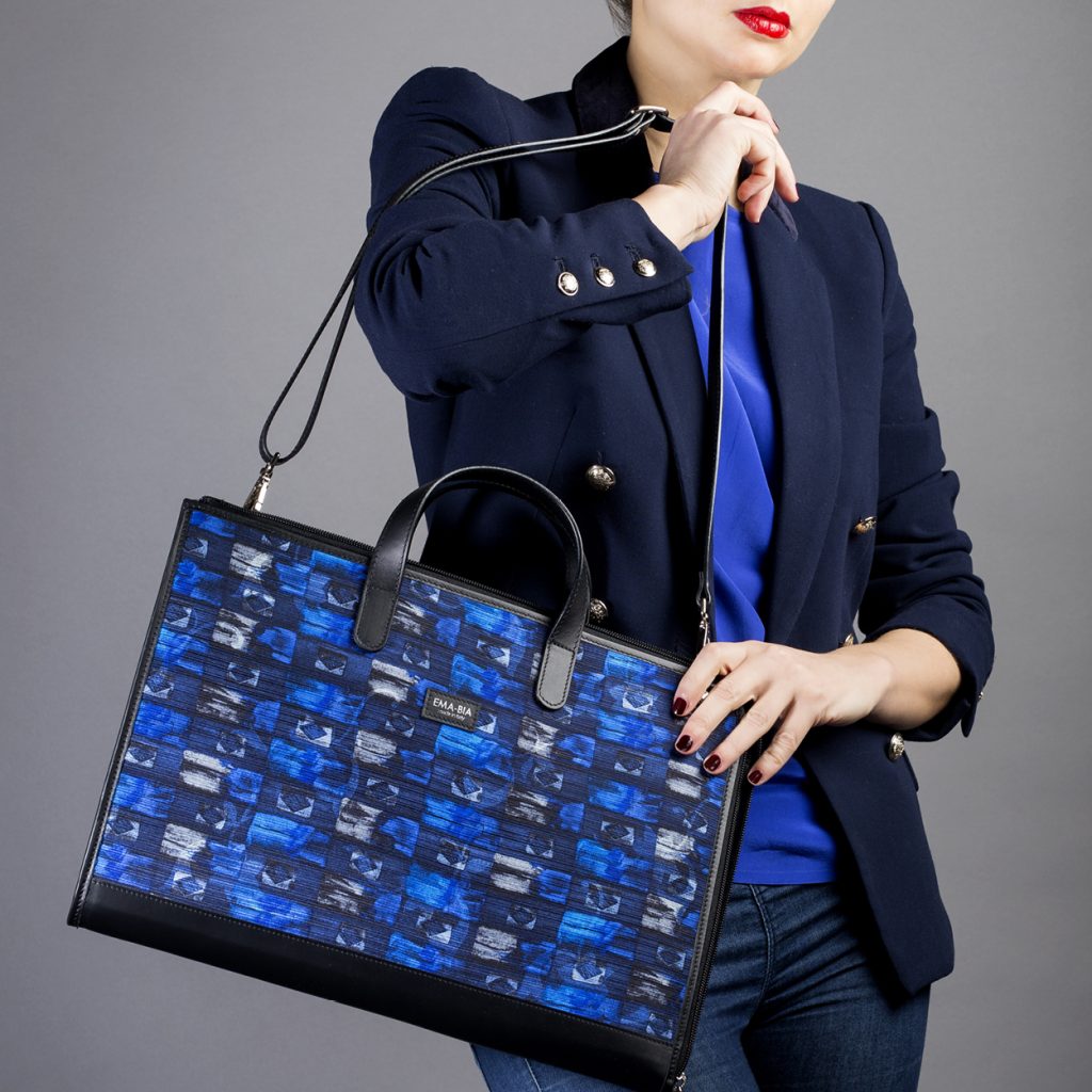 Borsa 24 ore blu in seta con finiture in pelle