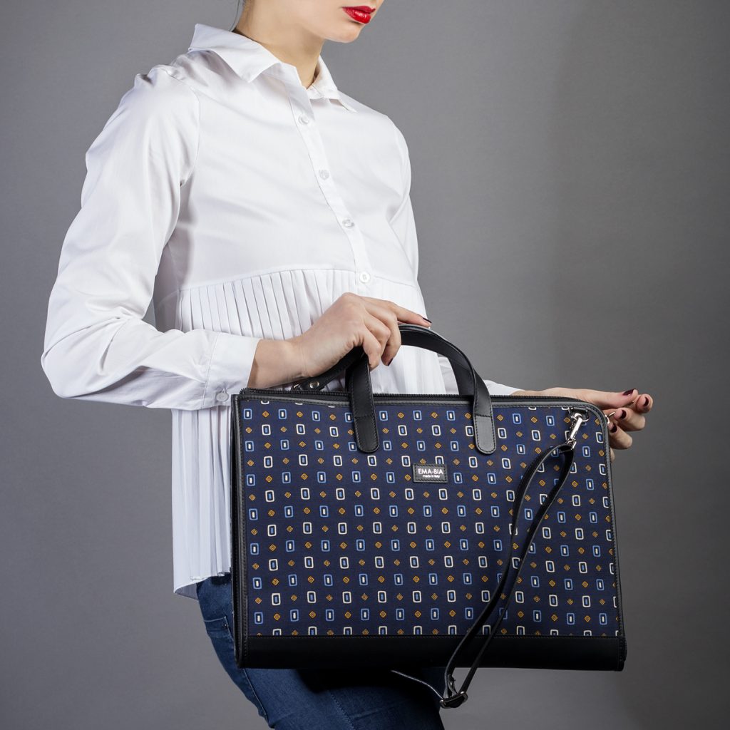 Borsa porta documenti blu in seta con stampa geometrica