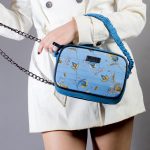Borsa azzurra in jeans e seta con stampa floreale