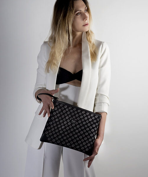 borsa a mano nera in seta con stampa geometrica