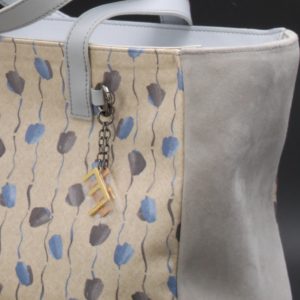 Borsa grigia chiara in camoscio da giorno