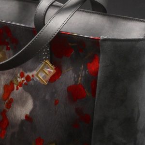 Borsa nera da giorno con fiori rossi