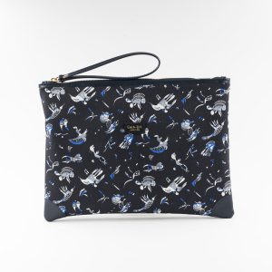Borsa a mano in seta blu e nera con stampa naif