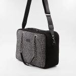 borsa a mano nera e bianca in seta con finiture in pelle manici