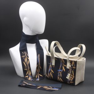 Borsa a spalla e foulard in seta beige