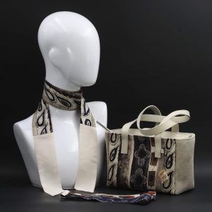 Borsa a spalla in camoscio beige e con stampa geometrica