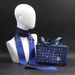 Borsa a spalla in camoscio blu e seta con stampa geometrica