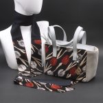Borsa a spalla in camoscio grigio chiaro e con tonalità nera e rossa