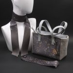 Borsa a spalla in camoscio grigio chiaro e seta con stampa floreale