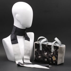 Borsa a spalla in camoscio grigio chiaro e seta