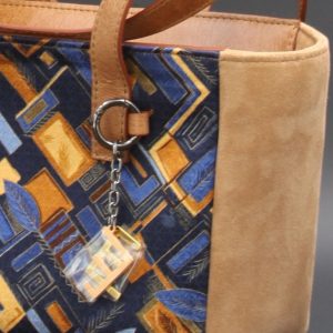 Borsa a spalla in camoscio marrone e seta con stampa geometrica