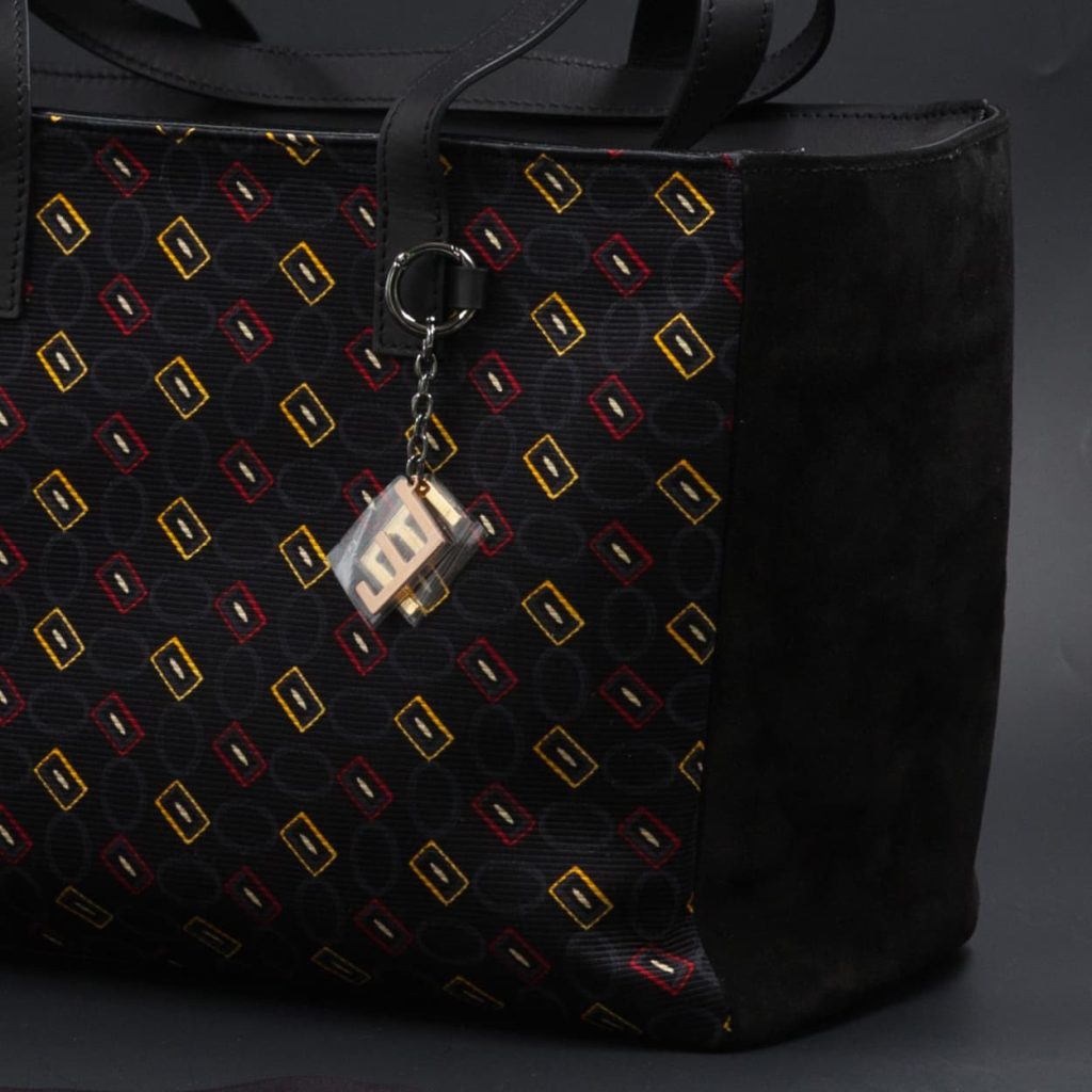 Borsa da giorno in camoscio nera e seta