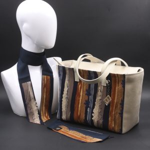 Borsa e foulard da giorno in camoscio beige