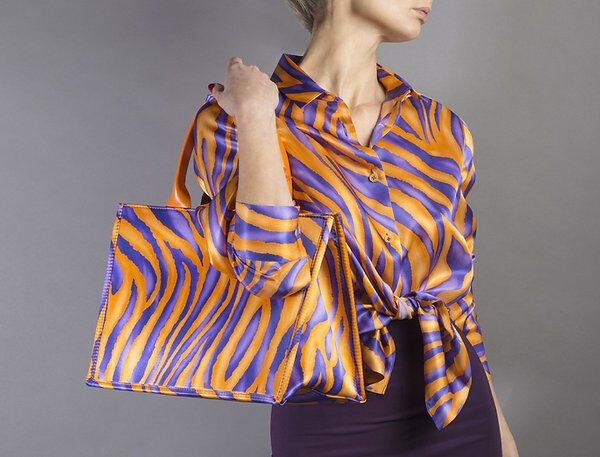 borsa in seta e pelle con fantasia arancio indossata
