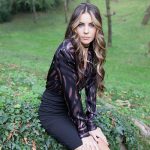 camicia in seta maculata nera indossata