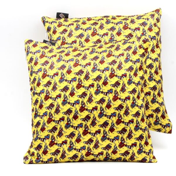 Cuscini quadrati arredo con cavalli giallo
