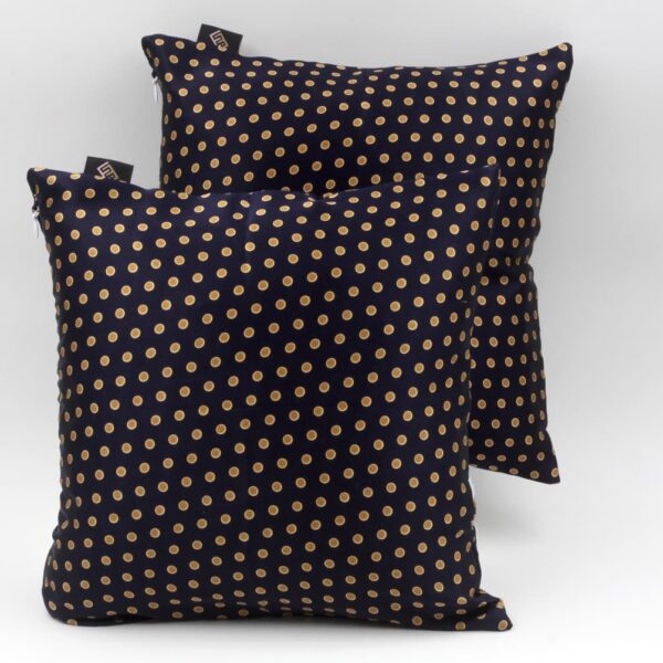 Cuscini quadrati arredo con stampa pois blu
