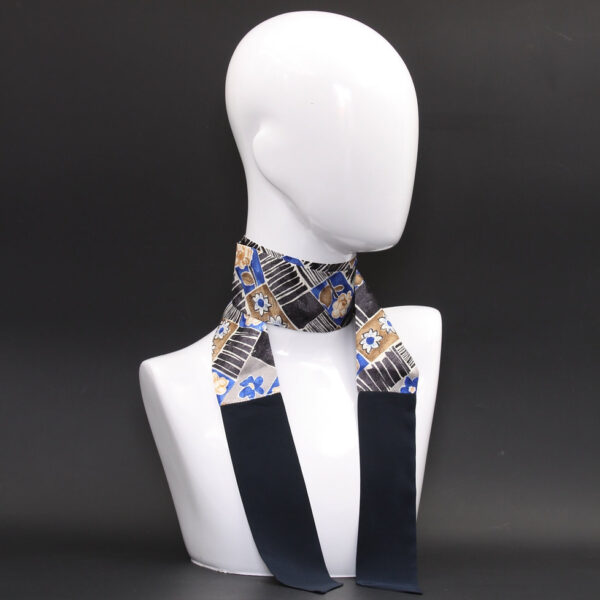 Foulard blu in pura seta con stampa geometrica