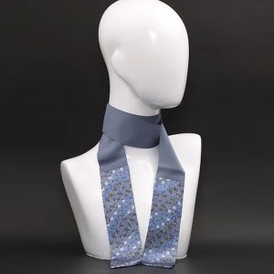 foulard blu in seta con stampa floreale stilizzata