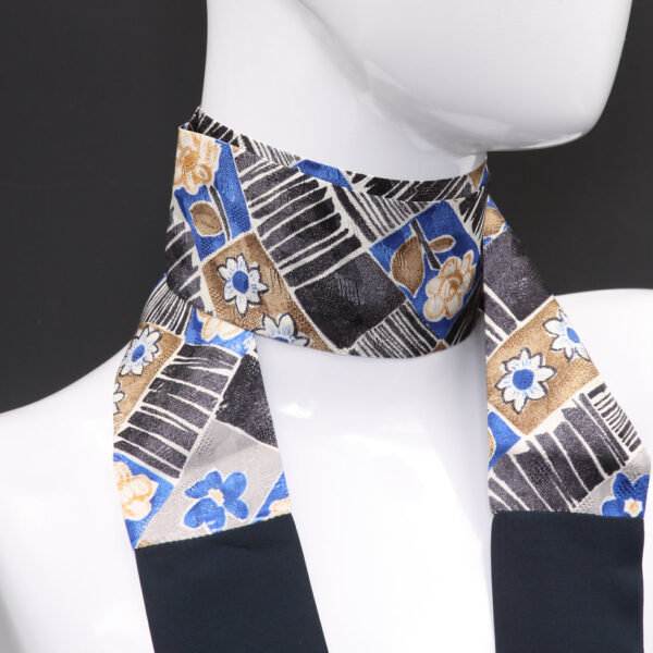Foulard blu in pura seta con stampa geometrica