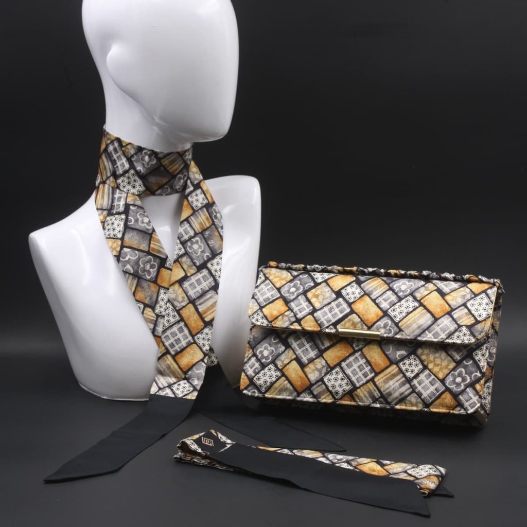 Kit Clutch pochette in seta grigio e giallo