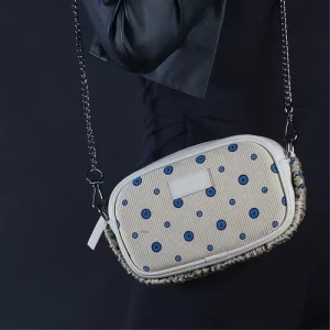mini borsa in pelle e seta texturizzata con stampa indossatamini borsa in pelle e seta texturizzata con stampa indossata