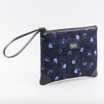 Mini pochette blu con stampa geometrica