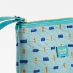 Mini pochette blu e verde acqua con stampa geometrica