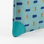 Mini pochette blu e verde acqua con stampa geometrica
