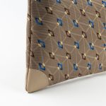 Pochette beige in seta con stampa geometrica