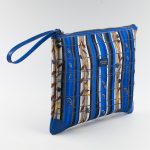 Pochette blu avio in seta con stampa floreale