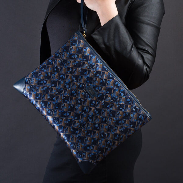 Pochette blu in seta con stampa floreale