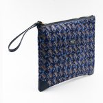Pochette blu in seta con stampa floreale