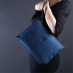 Pochette blu in seta con stampa geometrica