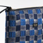 Pochette blu in seta con stampa geometrica e finiture in pelle