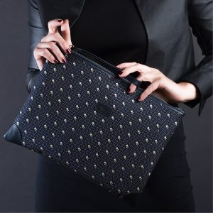 Pochette da braccio blu in seta con stampa floreale
