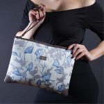 Pochette grigia azzurra e panna in seta con stampa floreale