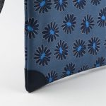 Pochette in seta blu jeans con stampa floreale