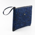 Pochette in seta blu nera con stampa arabesque