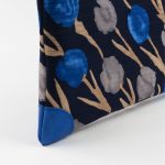 Pochette in seta nera e blu con stampa floreale
