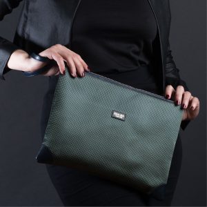 Pochette in seta verde e blu con stampa geometrica 