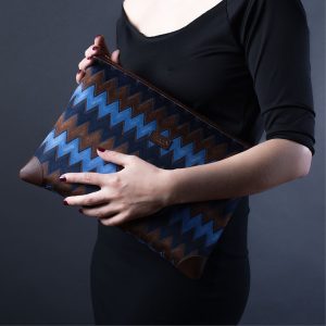 Pochette marrone e blu in seta con stampa geometrica